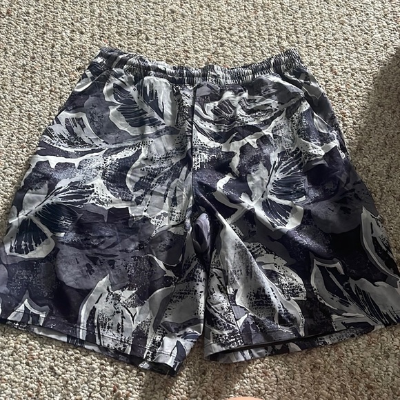 Men’s Large Lululemon athletic shorts - Picture 1 of 3